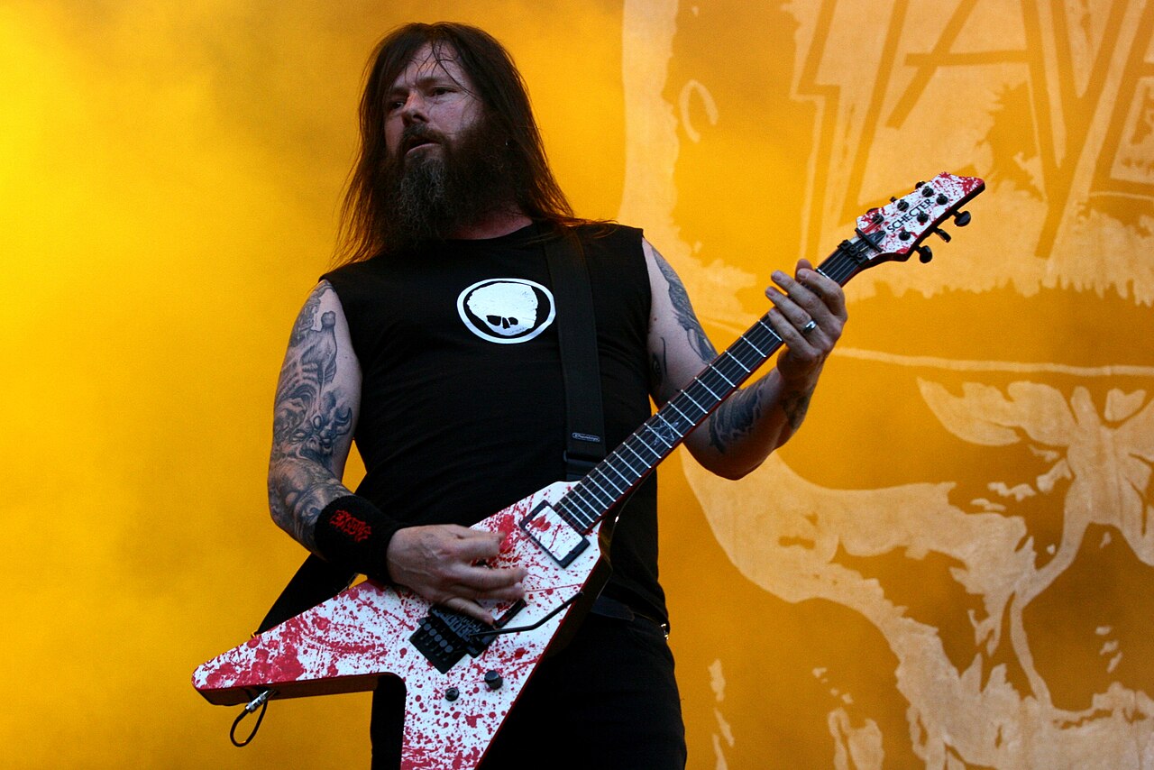 Kitarist skupine Exodus Gary Holt se je Slayerjem pridružil leta 2011, sprva kot koncertni član, kasneje pa je postal uradna zamenjava za Jeffa Hannemana, ki je umrl leta 2013.