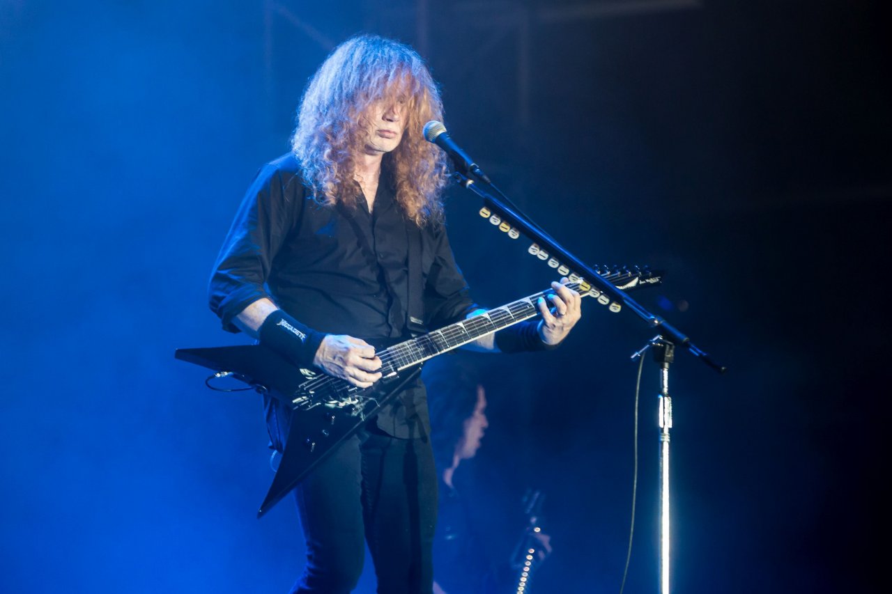 Mustaine je leta 2002 razpustil skupino Megadeth, potem ko je zaradi poškodbe roke ni mogel več igrati kitare.