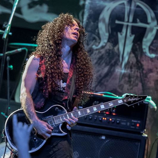 Kitarist Marty Friedman je konec leta 1999 zapustil skupino Megadeth, pri čemer je kot razlog navedel »glasbene razlike«.