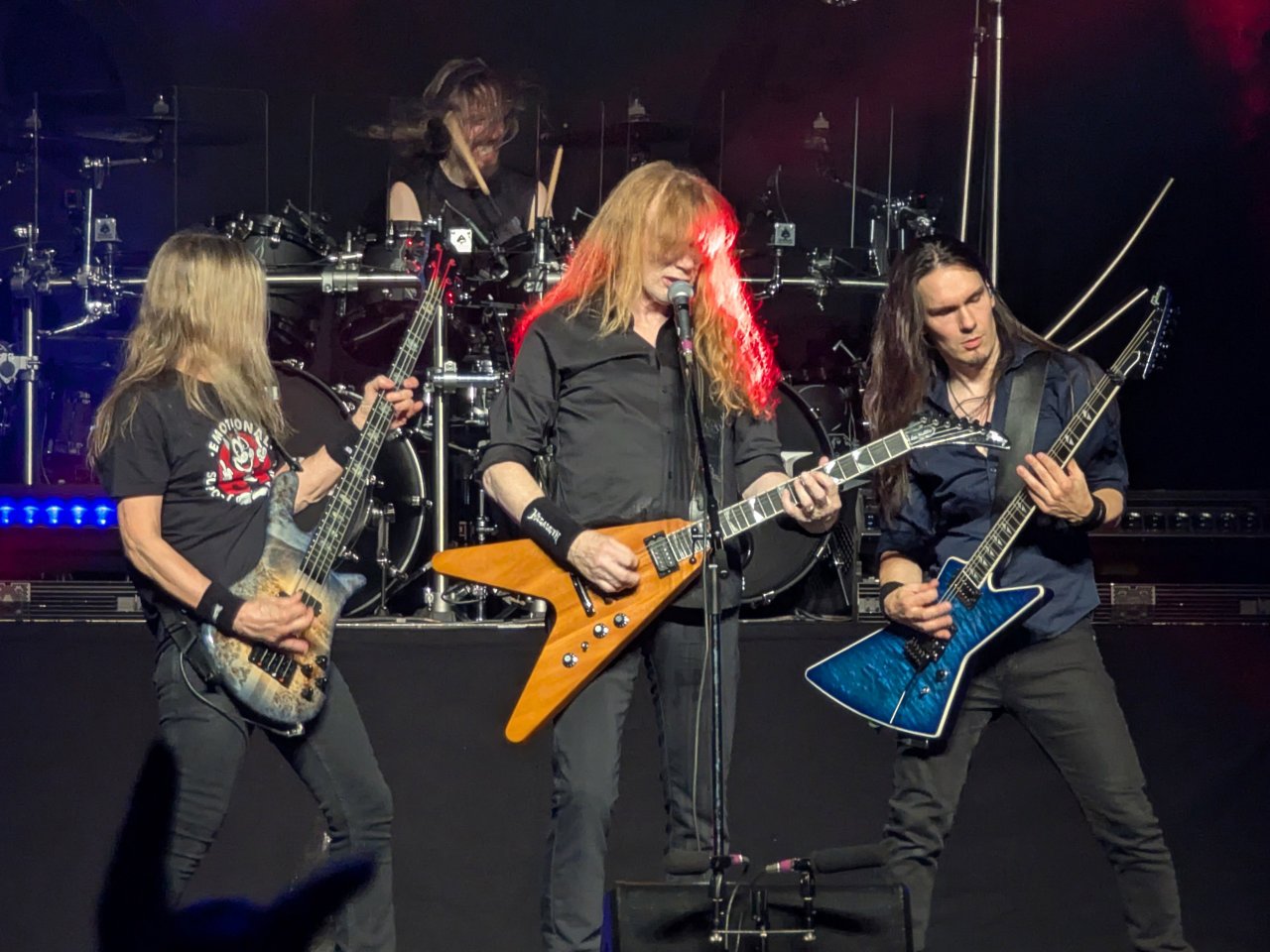 Megadeth med nastopom v dvorani O2 Arena oktobra 2025. Z leve proti desni: James LoMenzo, Dirk Verbeuren, Dave Mustaine in Teemu Mäntysaari.