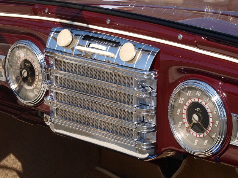 Klasika iz Lincolna Continental Cabrio iz 1932 – AM frekvenčni pas in elektronke.