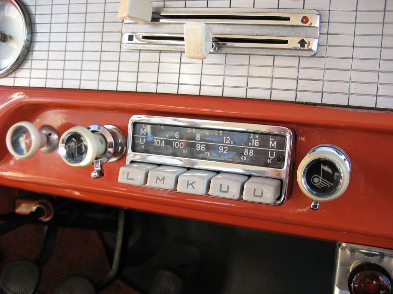 Blaupunkotov model Koln iz leta 1958 – iz dolgih in srednjih valov je radio znal zdaj loviti tudi kratke FM valove.