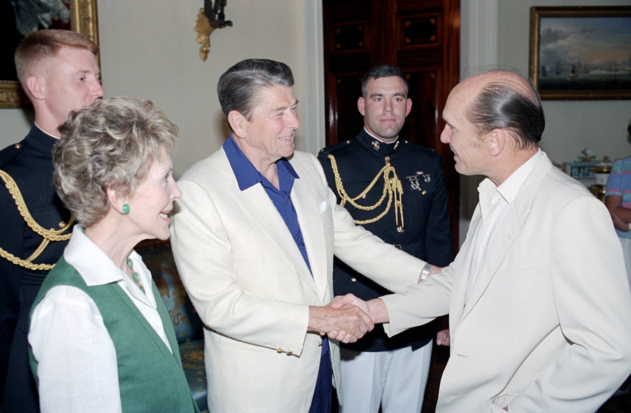 V osemdesetih je bil privrženec Republikancev in je bil gost pri predsednikui Reaganu.