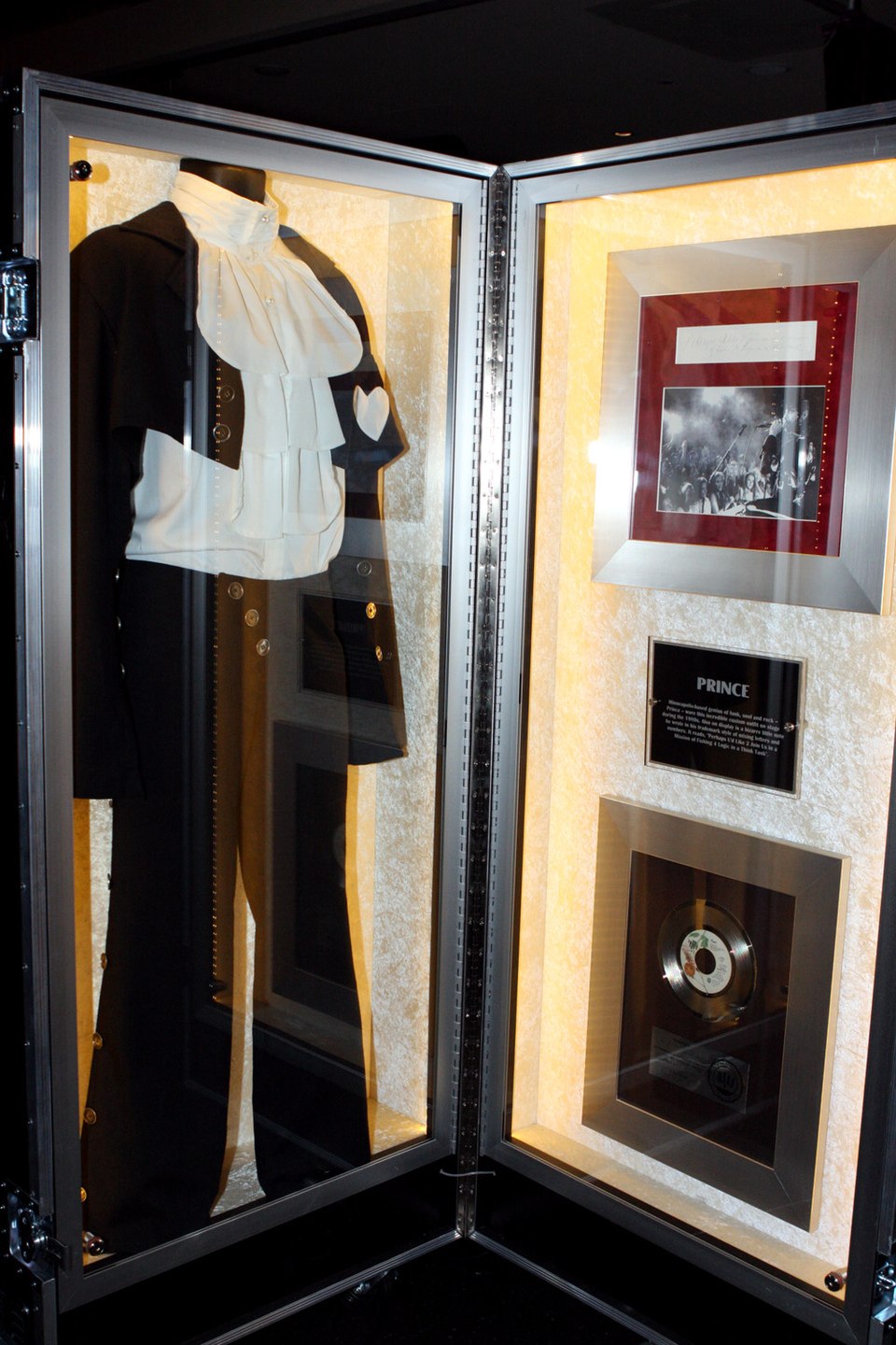 Kostum, ki ga je nosil Prince, in pripadajoči spominski predmeti, razstavljeni v restavraciji Hard Rock Cafe v Avstraliji.