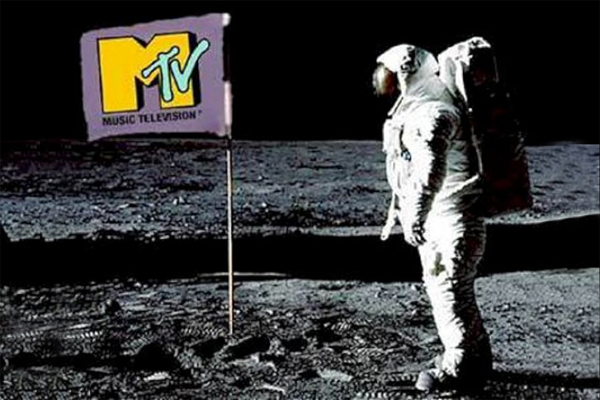Na Luno stopi astronavt in zapiči zastavo z velikim rumenim M. Vse ostalo je zgodovina.