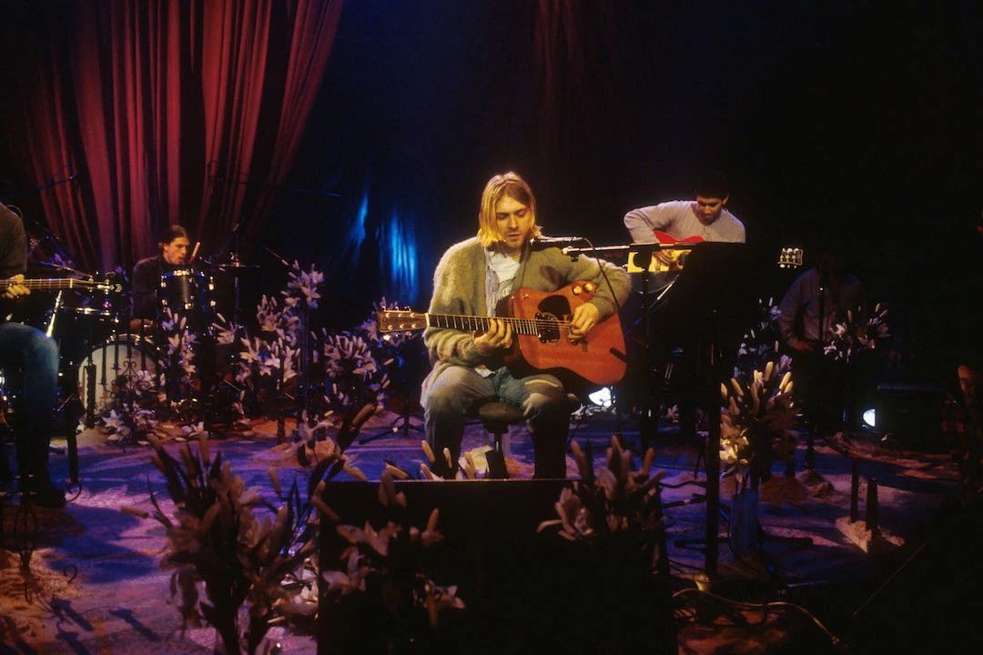 V devetdesetih se je MTV radikalno spremenil, Nirvana pa je s svojim Unplugged nastopom 1993 zapeljala še eno uspešno serijo oddaj na MTV.