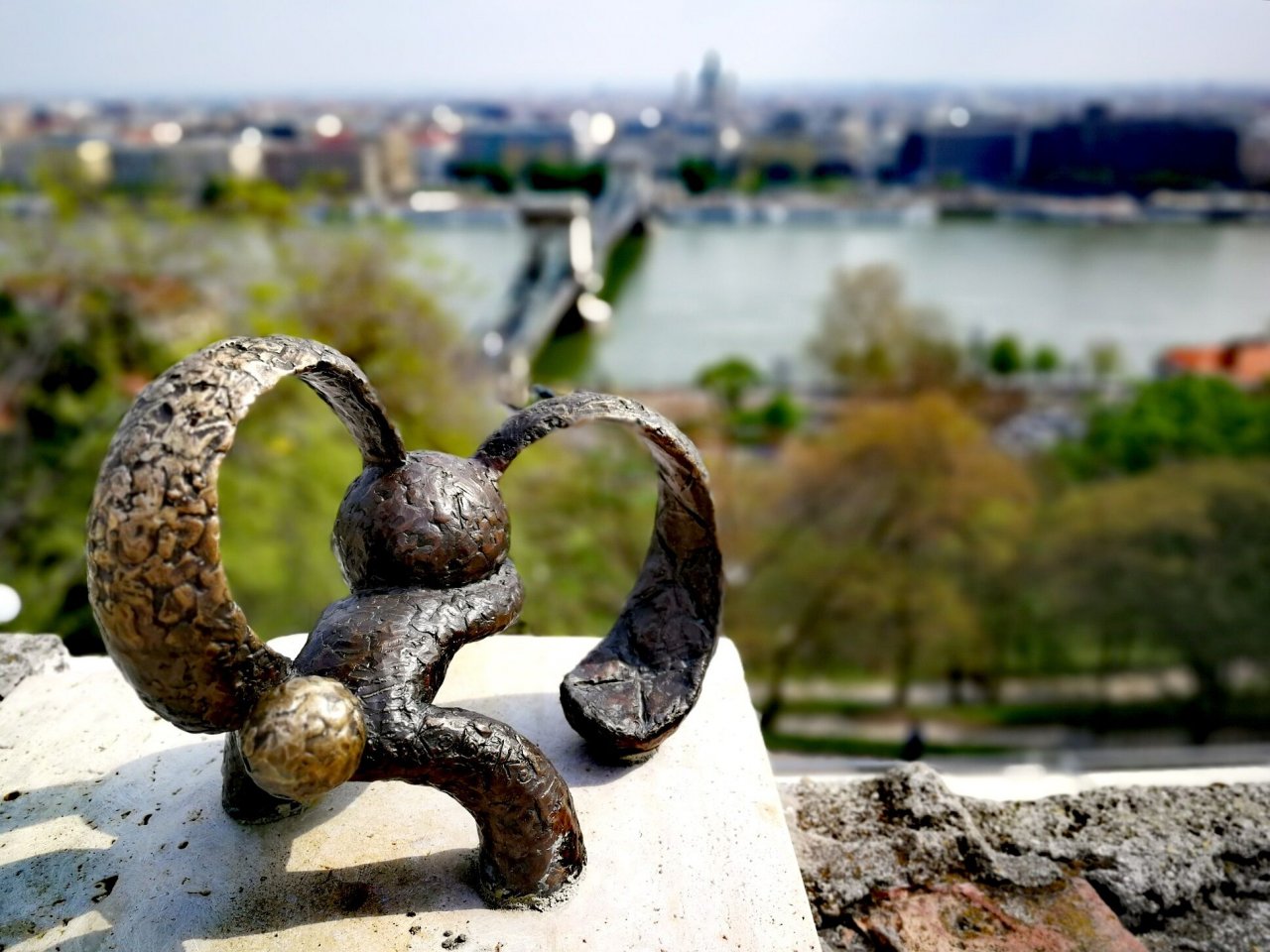 2002 postavljen bronasti kip Zajca je delo Mihalyja Kolodka, njegovi pop kipi pa so posejani po celi Budimpešti, med drugim tudi Žabec Kermit, Rubikova kocka in Lisa Simpson.