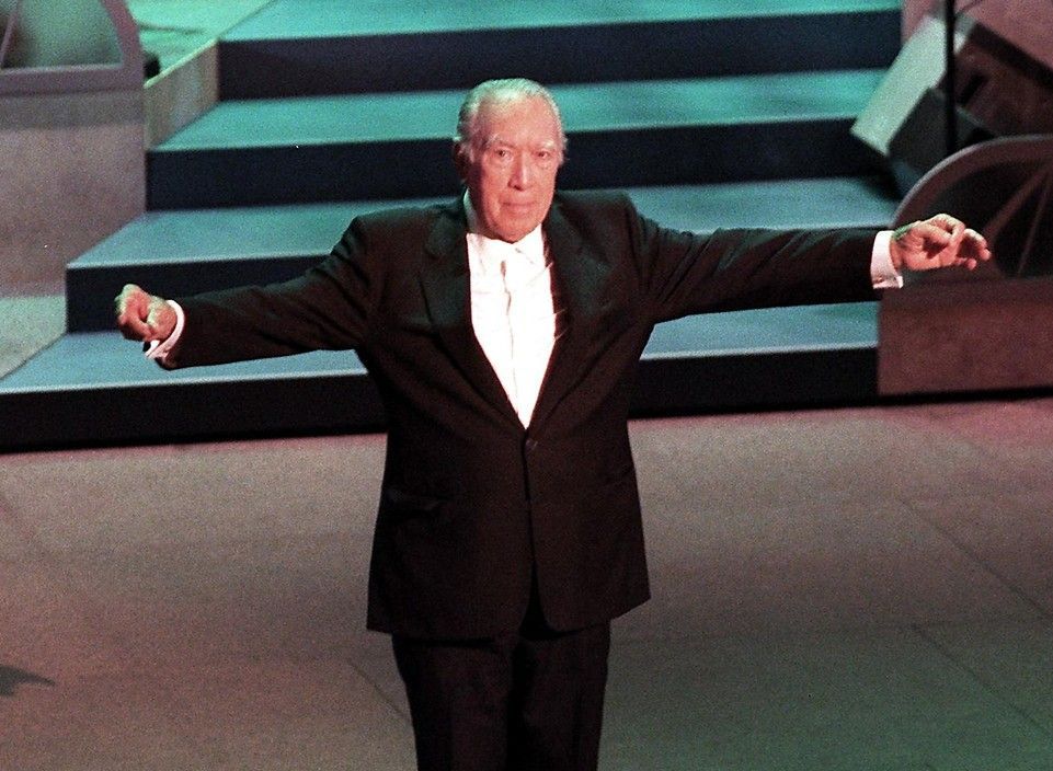Anthony Quinn na podelitvi nagrad Hispanske dediščine v Kennedy Centru v Washingtonu septembra 2000, manj kot leto dni pred njegovo smrtjo.