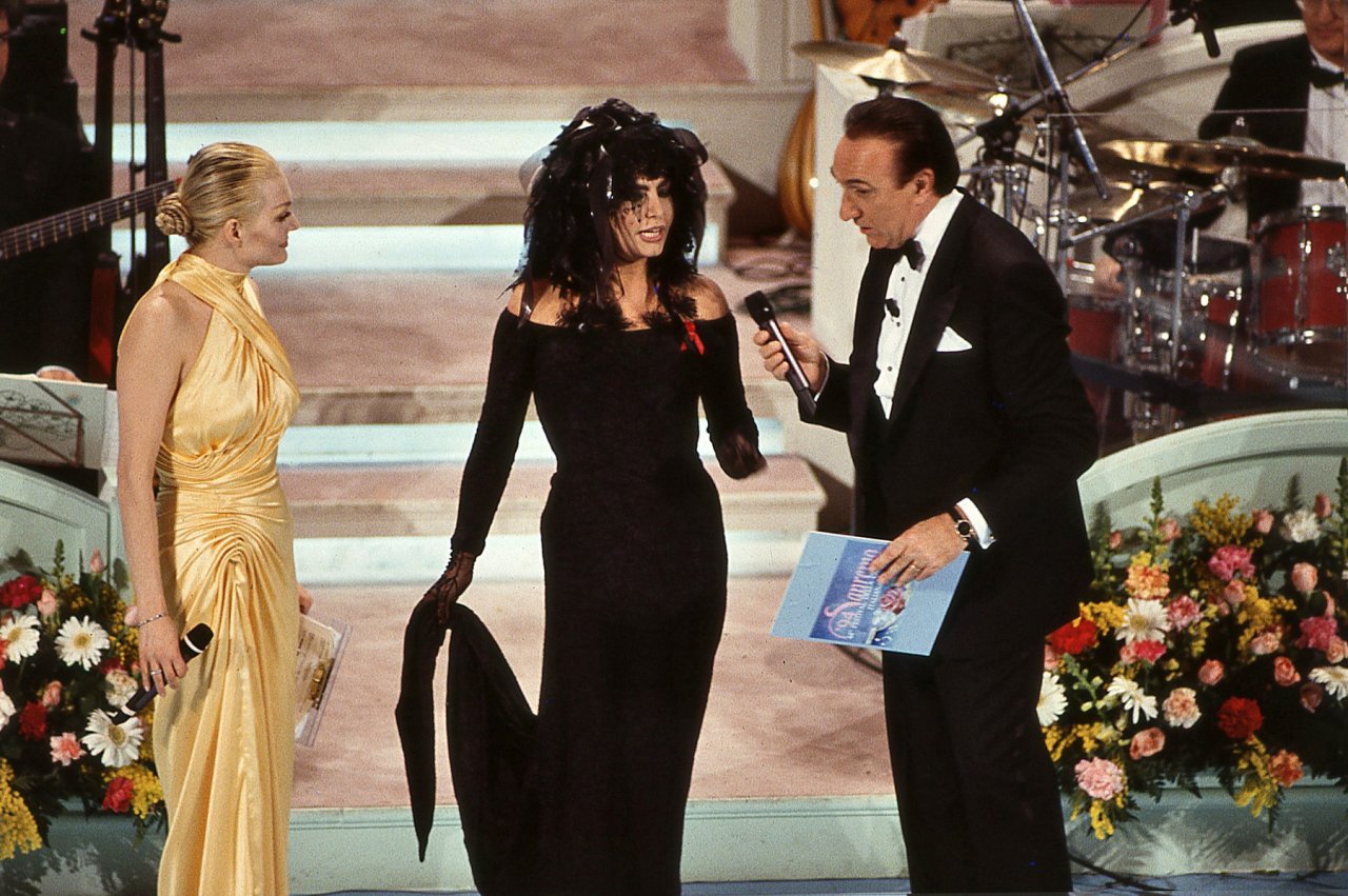1994 je vodila Sanremo skupaj s Pippom Baudom.