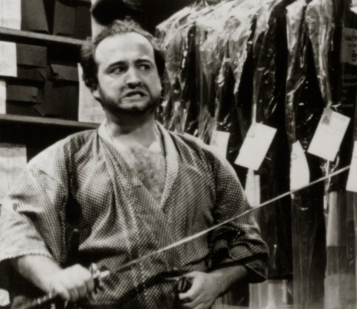 John Belushi kot samuraj Futaba, eden njegovih najboljših likov.