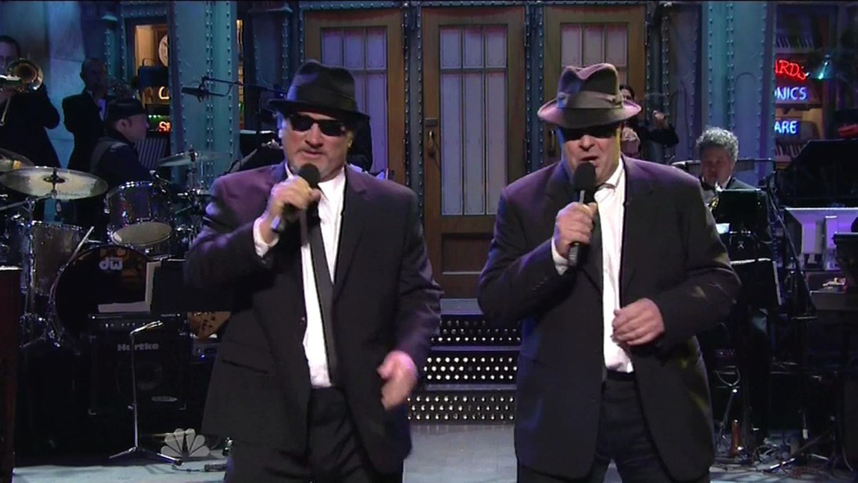 2015 ob 40-letnici Saturday Night Live! sta nastopila tudi brata Blues, desno Dan Aykroyd, levo pa Johnov mlajši brat Jim Belushi.