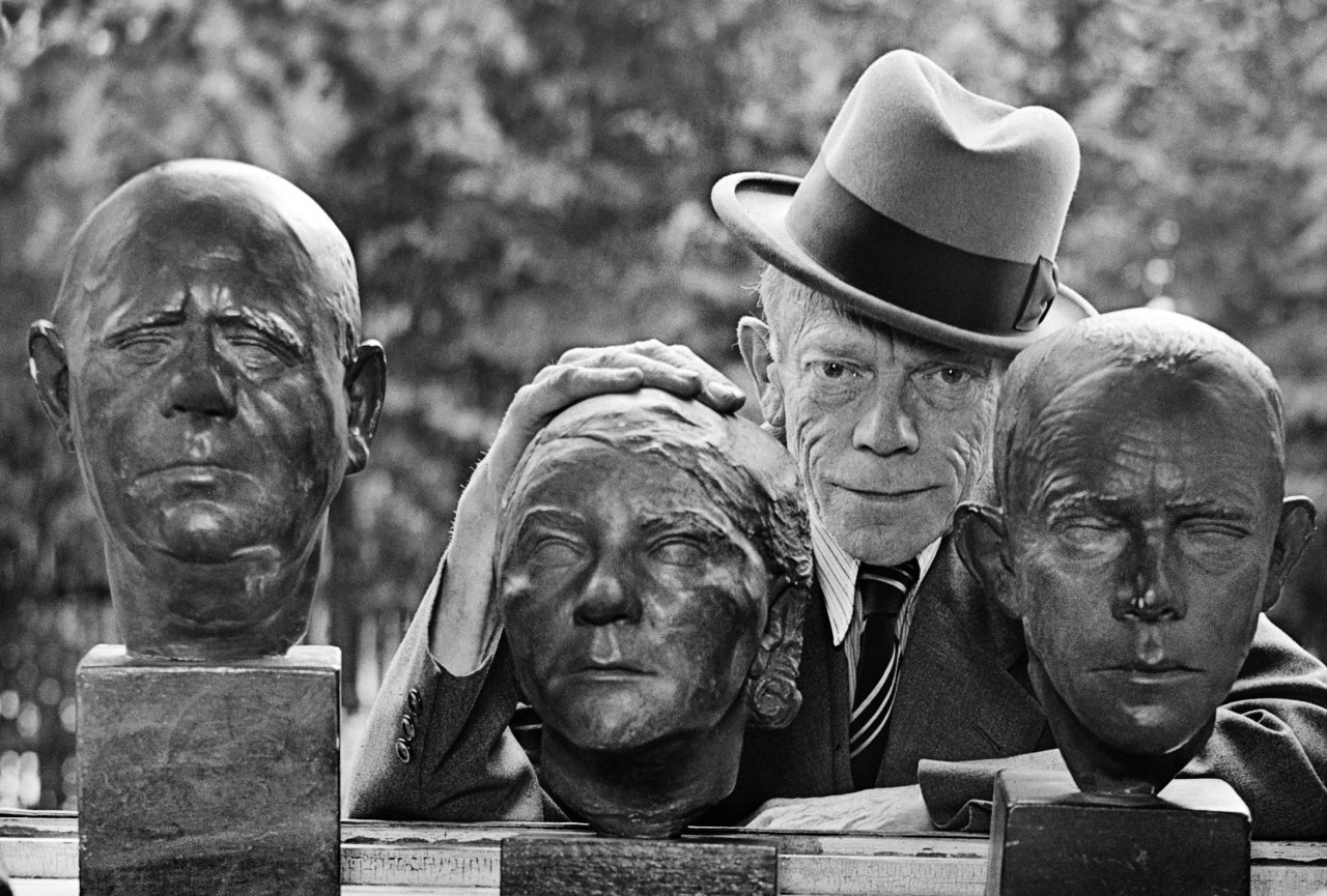 Karl Valentin na svojem domu 1947, leto dni pred smrtjo.