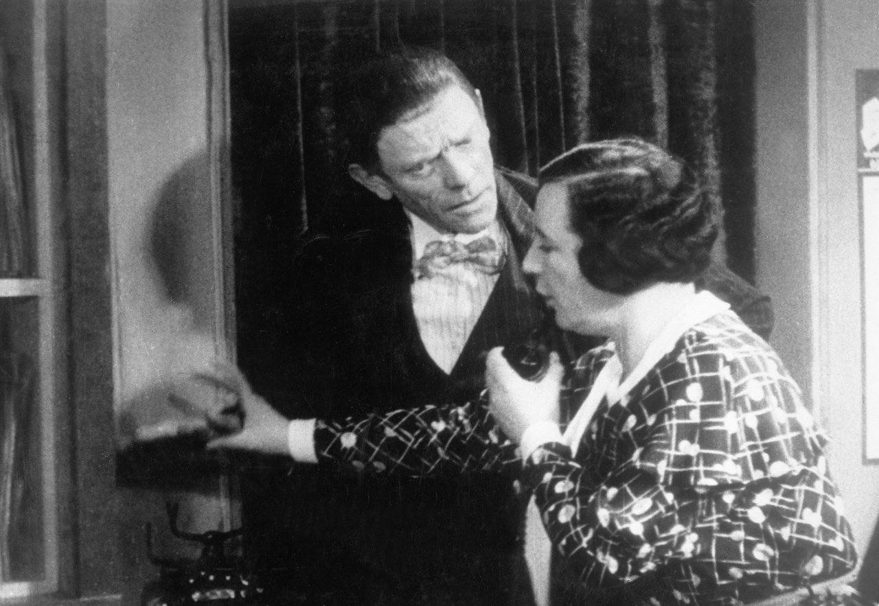 karl Valentin in Liesl Karstadt v kratkem filmu iz 1934, Prodajalna plošč, kjer želi Valentin kupiti ploščo, vendar se ne spomni imena pesmi.