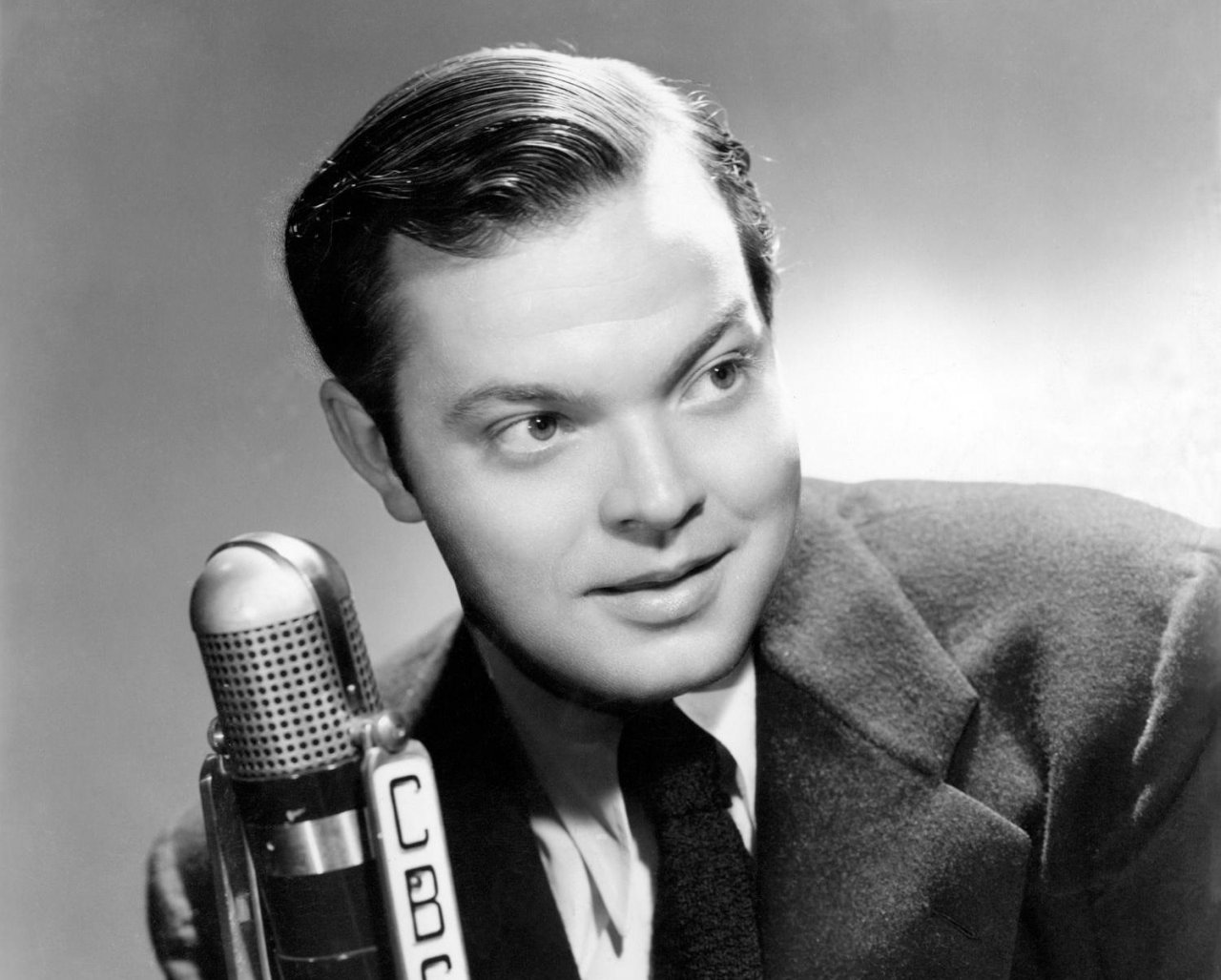 Pred 41 leti je umrl Orson Welles, človek, ki je spremenil filmsko zgodovino Pred 41 leti je umrl Orson Welles, človek, ki je spremenil filmsko zgodovino